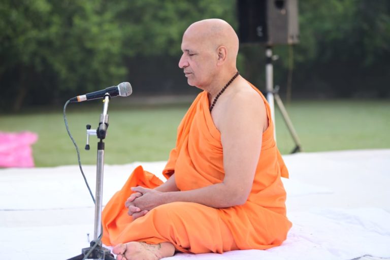 Yogi-chanting-om-during-teaching-yoga-asana